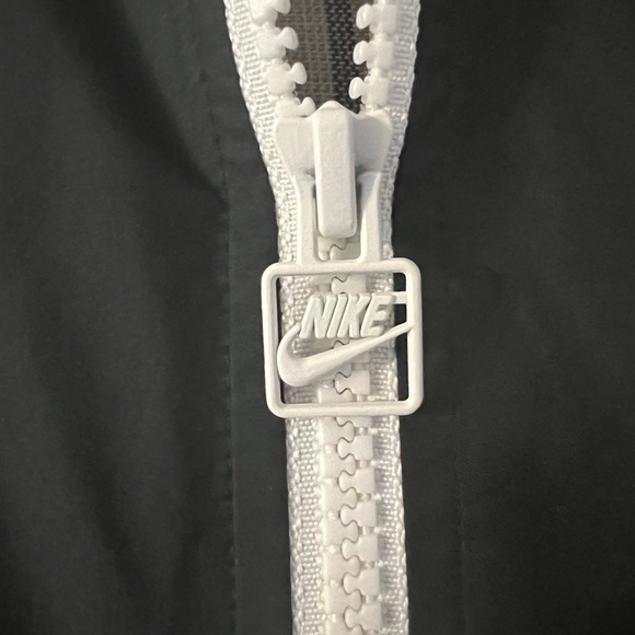 Nike Black and White Windbreaker with Full-Length Zipper - Picture 4 of 6